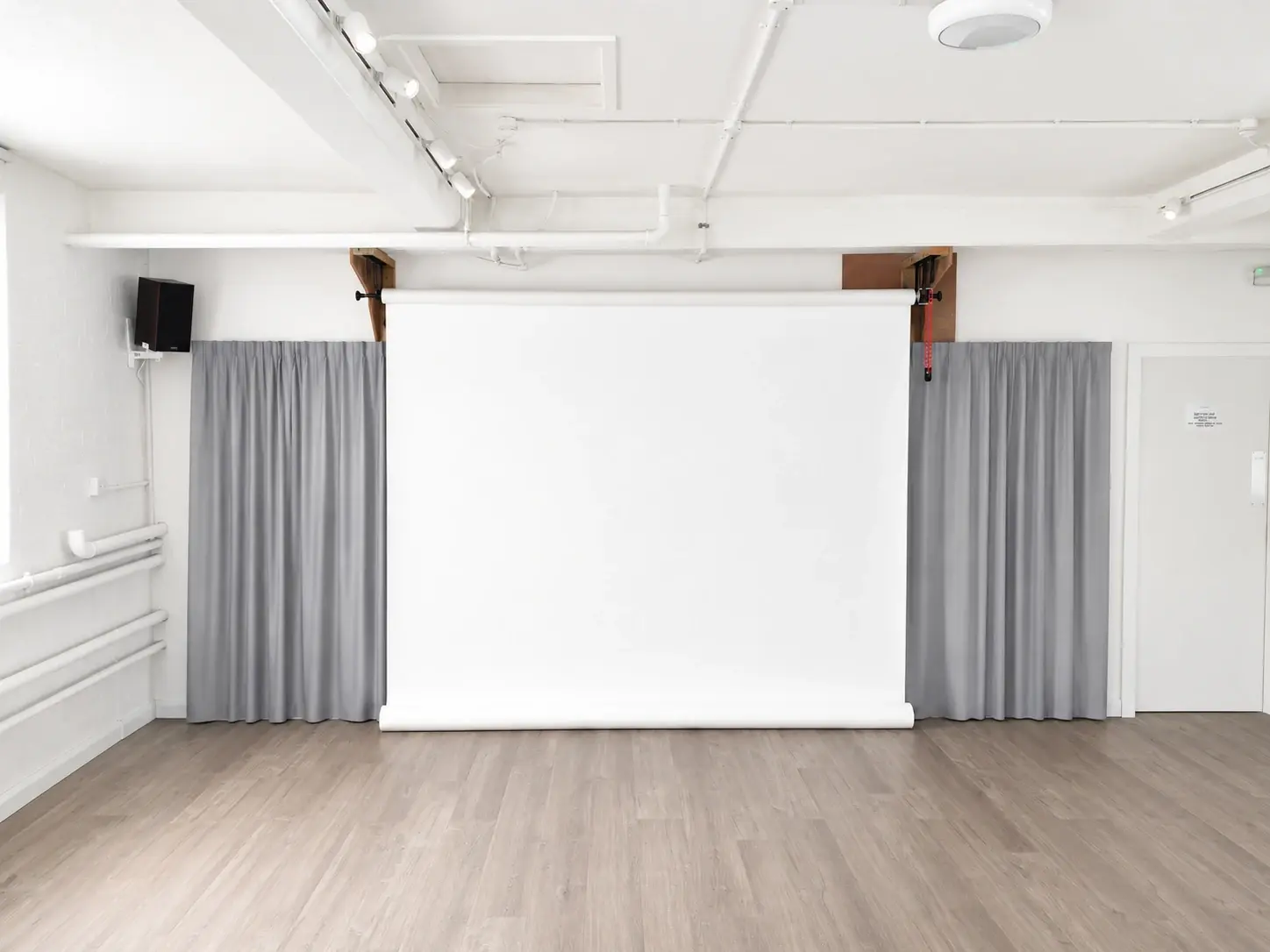 Photographic backdrop and mirror curtains in Studio 49